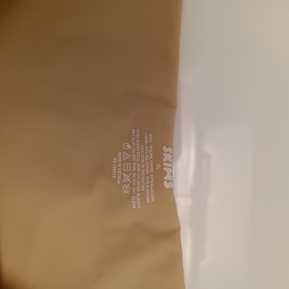 Skims Fits Everybody Bandeau Bra - Picture 8 of 16